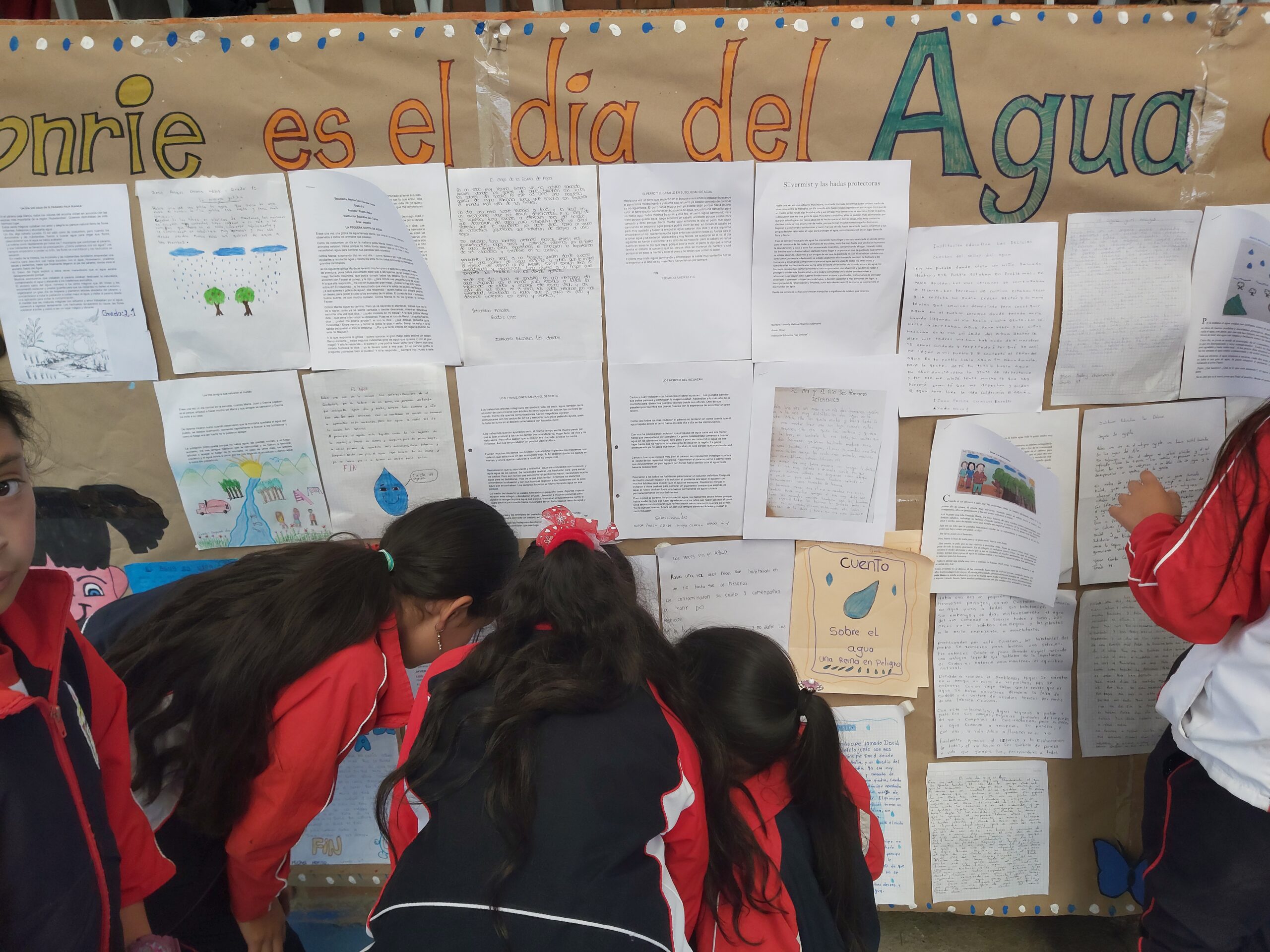 La Institución Educativa San Carlos promueve la creación de cuentos sobre la importancia de la protección del agua.